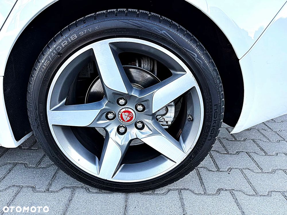 Jaguar XE 20d R-Sport - 16