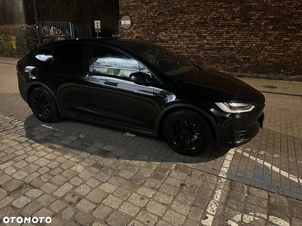 Tesla Model X - 35