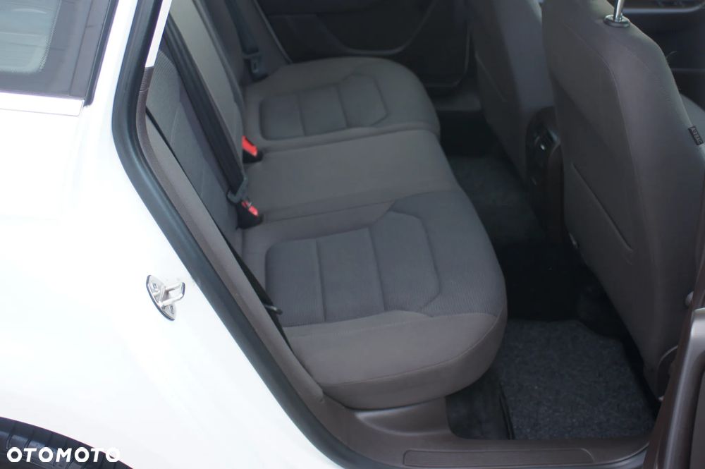 Volkswagen Passat 1.6 TDI Business Line - 25