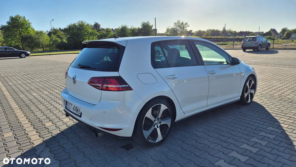 Volkswagen Golf - 22