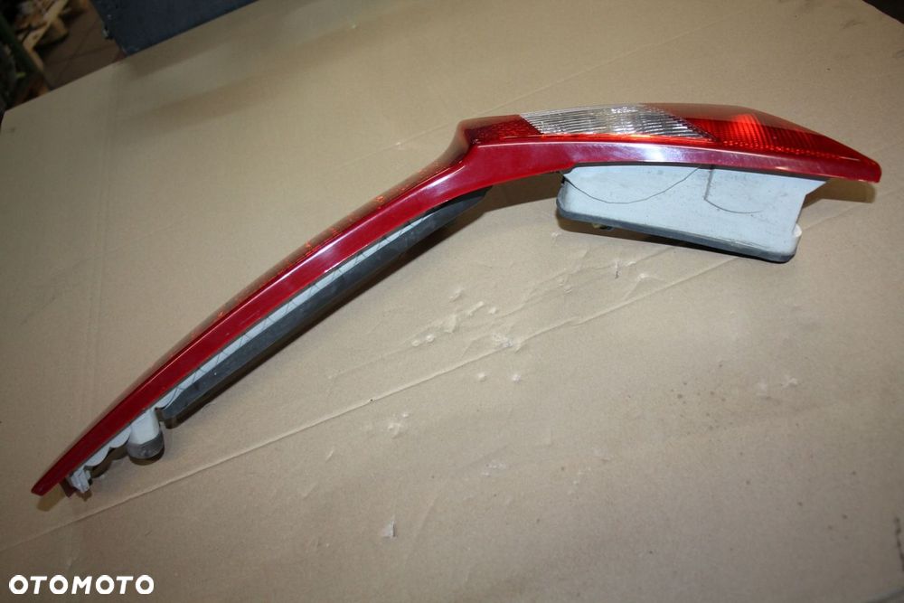 VOLVO V70 XC70 TYLNA PRAWA LAMPA IGŁA - 2