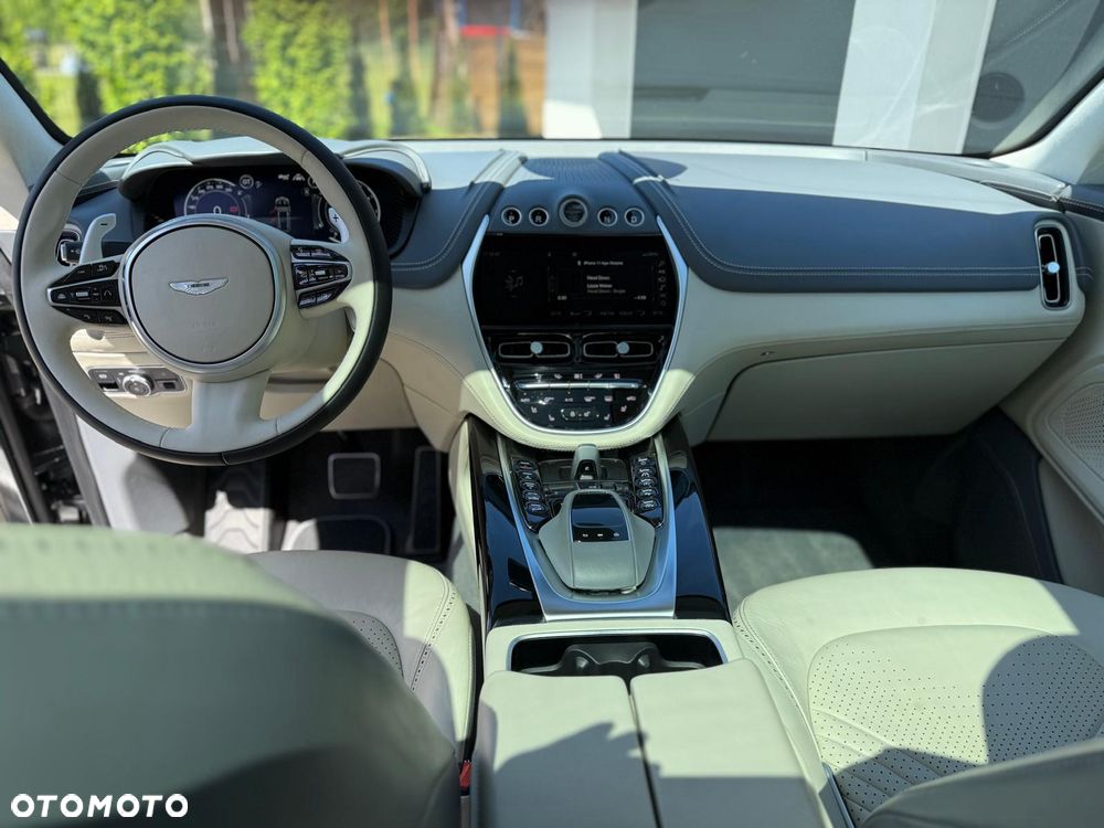 Aston Martin DBX - 12