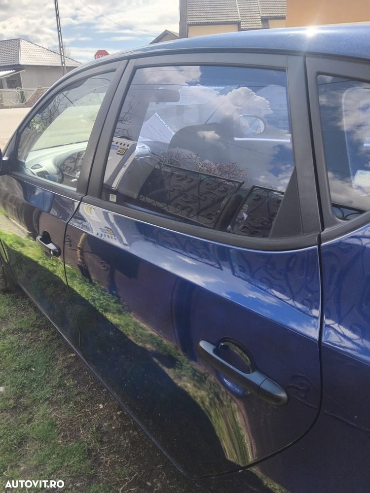 Hyundai i30 1.6 CRDi CLASSIC - 3