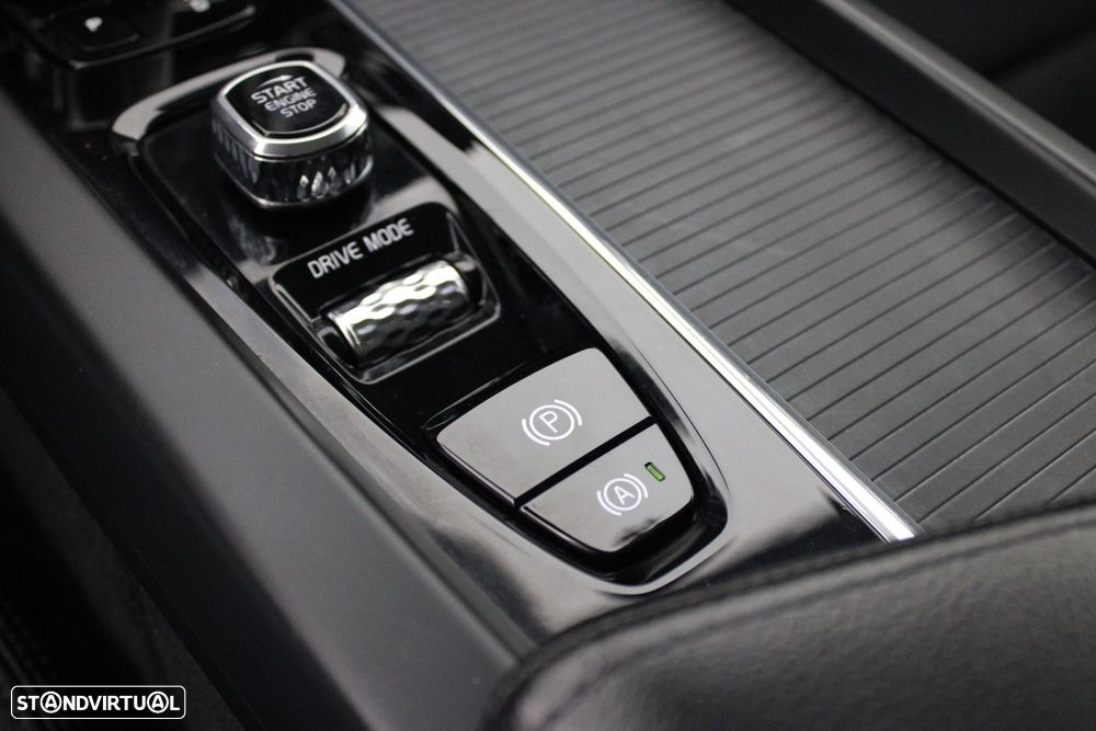 Volvo XC 60 2.0 T8 PHEV Momentum AWD — fotografia 24