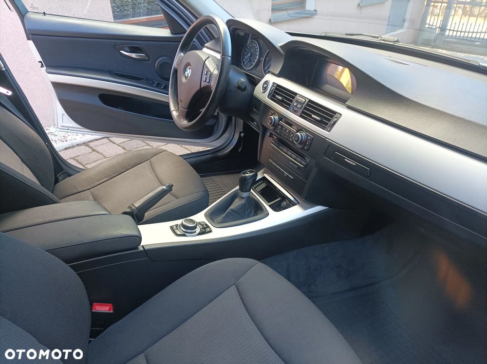 BMW Seria 3 320d DPF Efficient Dynamics Edition - 21