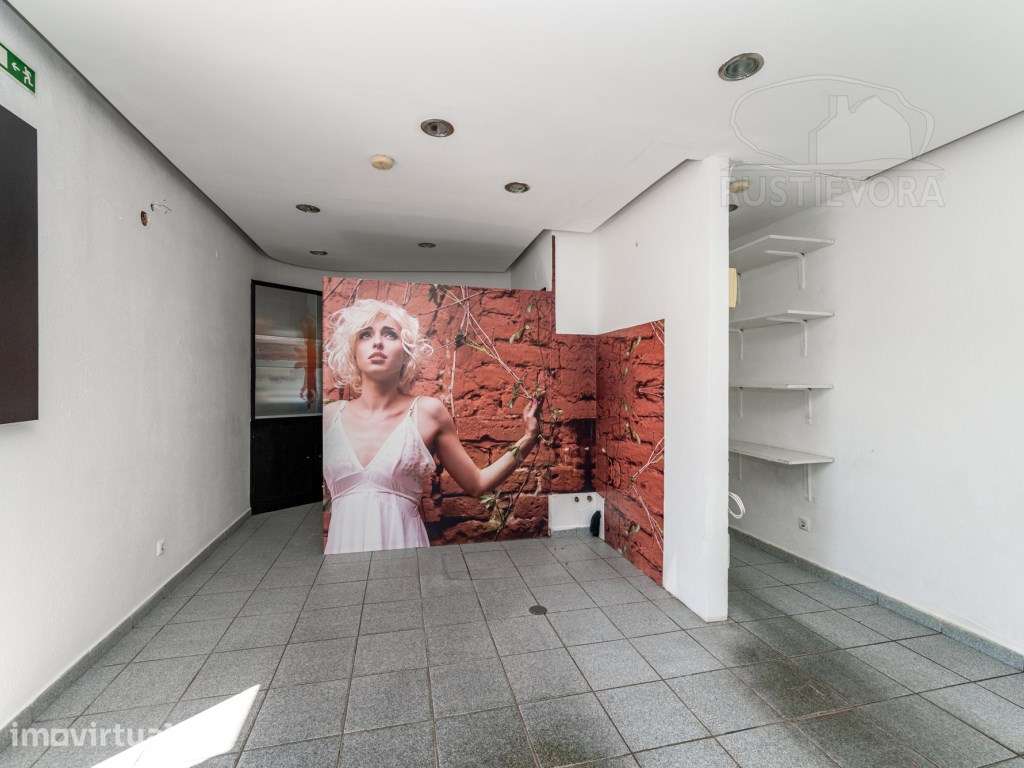 Moradia com espaço comercial e enorme potencial junto ao Centro His... - Grande imagem: 3/32