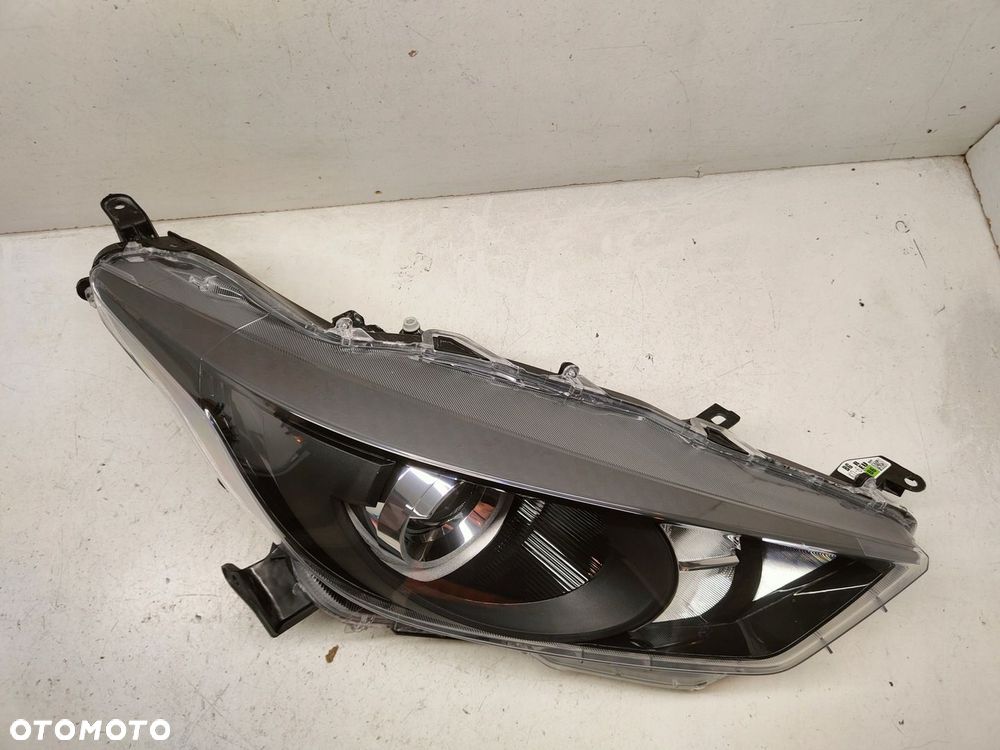 TOYOTA YARIS IV SOCZEWKA LAMPA PRAWY PRZÓD EUK06 - 2