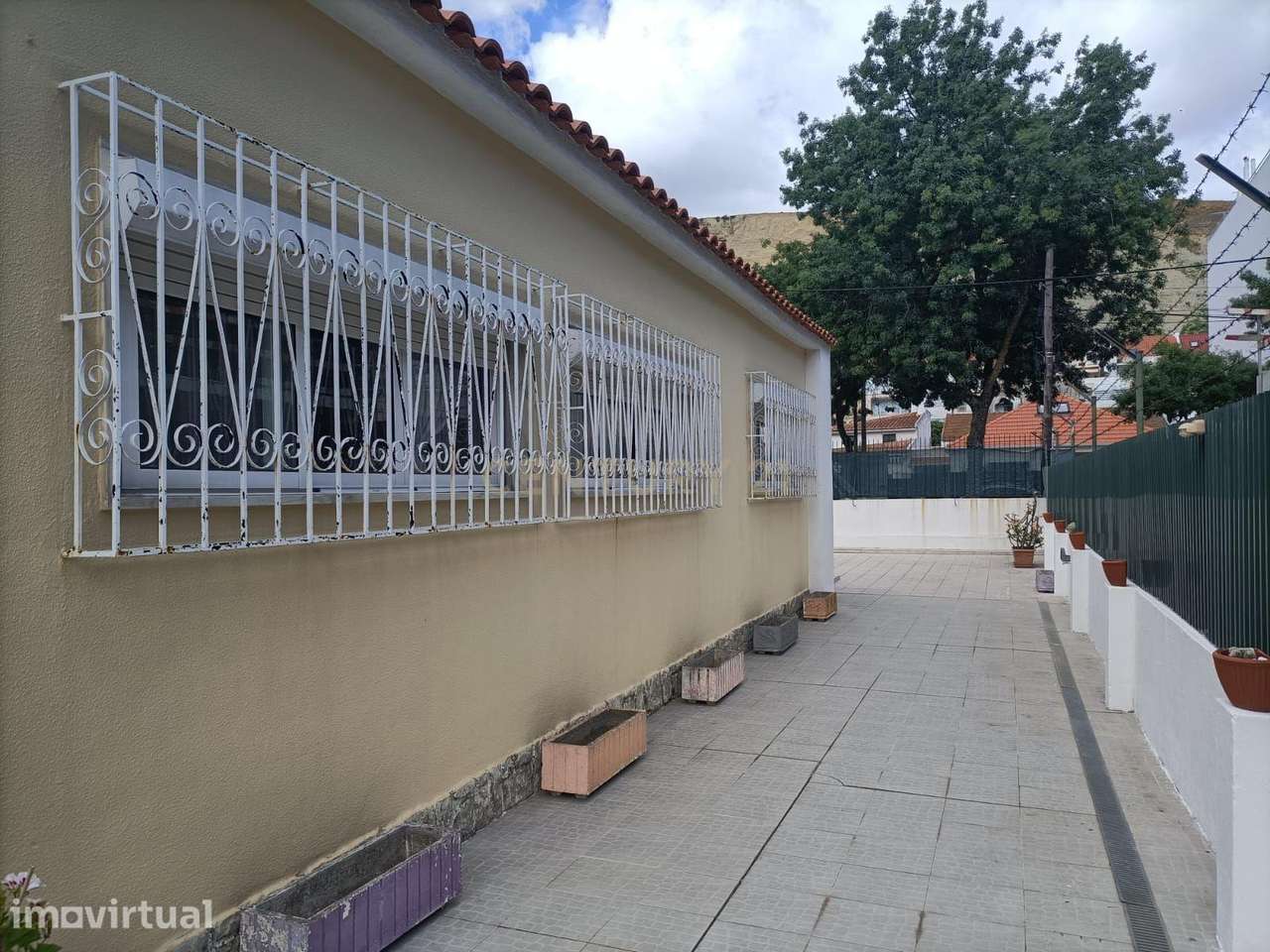 Propriedade na Costa da Caparica com duas moradias T3 independentes. - Grande imagem: 3/31