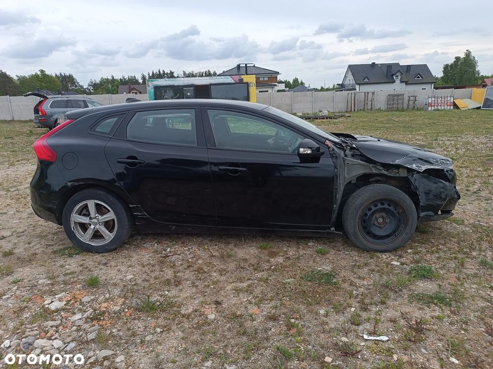 AUTO NA CZĘŚCI -VOLVO V40 NA CZĘŚCI ĆWIARTKA BŁOTNIK POSZYCIE KLAPA ZDERZAK LAKIER 717-46 Dostawa GWARANCJA !!! Ćwiartka Drzwi Podłużnica Wanna Cały na części GWARANCJA !!! Przód Tył Zestaw Komplet Drzwi Klapa Zderzak Błotnik Maska Grill Atrapa Szyba Pas Lampa Lusterko Boczki Fotel Kanapa Kokpit Deska Rozdzielcza Przełącznik Włącznik Sterownik Przewody Wiązka Instalacja Moduł Komputer Czujnik Listwa Pompa Alternator Wtryski Głowica Rozrusznik Kompresor Sprzęgło Dwumas Silnik Skrzynia ABS Klimatyzacji Paliwa Wspomagania Kolektor Turbina Przepustnica Zawór Chłodnica Koło Hak Belka Sanki Zawieszenie Mcpherson Półoś Amortyzator Wydech Tłumik Zacisk Most - 1