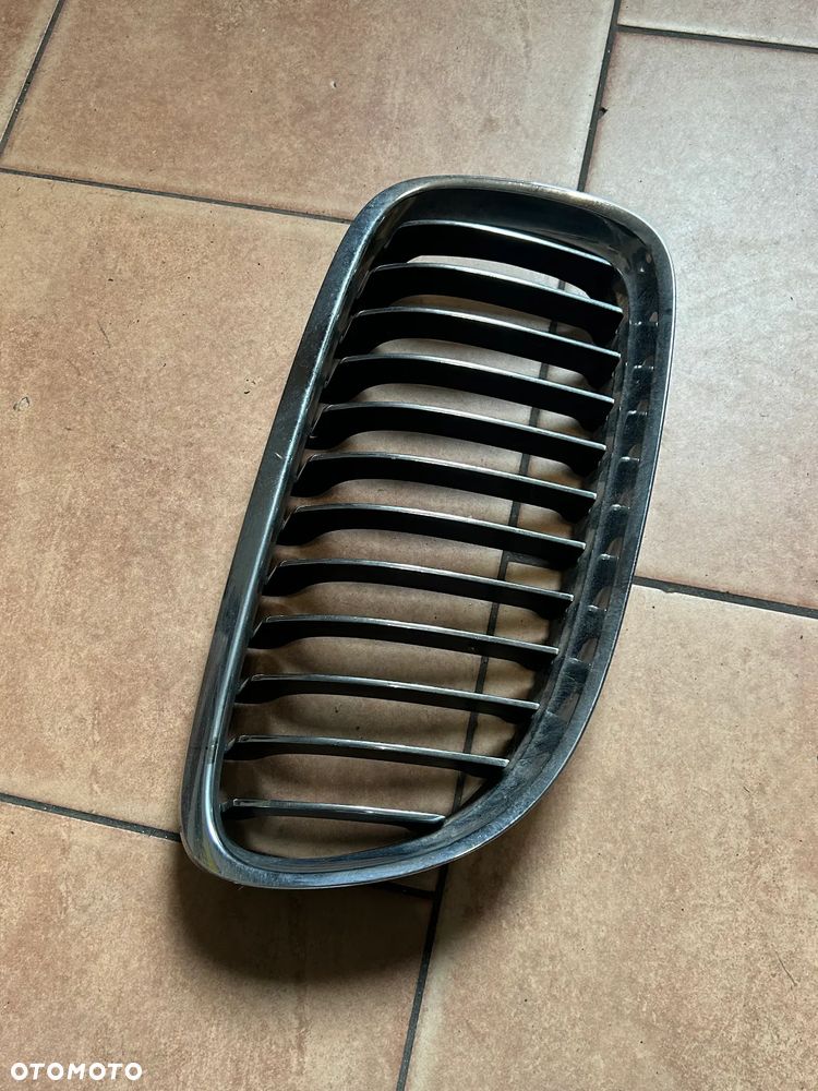 ATRAPA GRILL NERKA BMW E90 E91 PRAWA 7201970