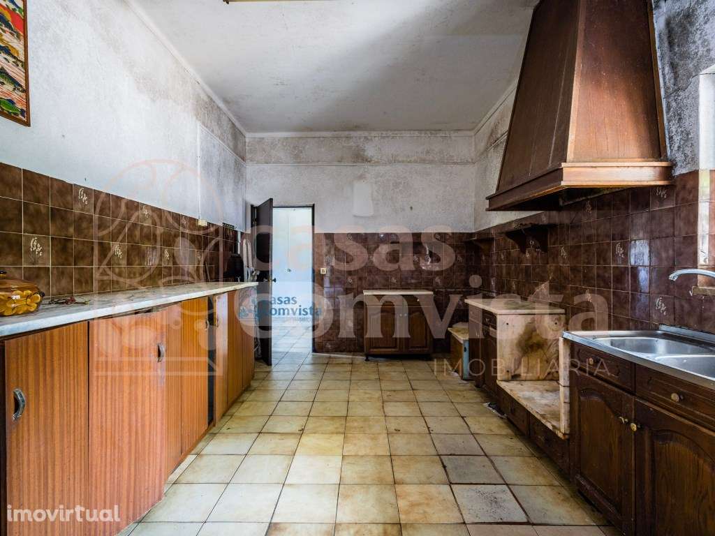 Moradia p/ reconstrução - Estrada do Castelo de Ourém - Grande imagem: 5/25