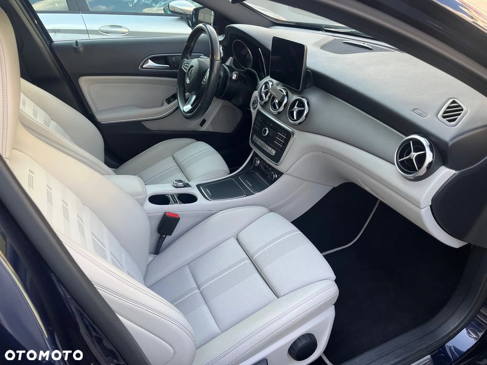 Mercedes-Benz GLA 200 7G-DCT - 12