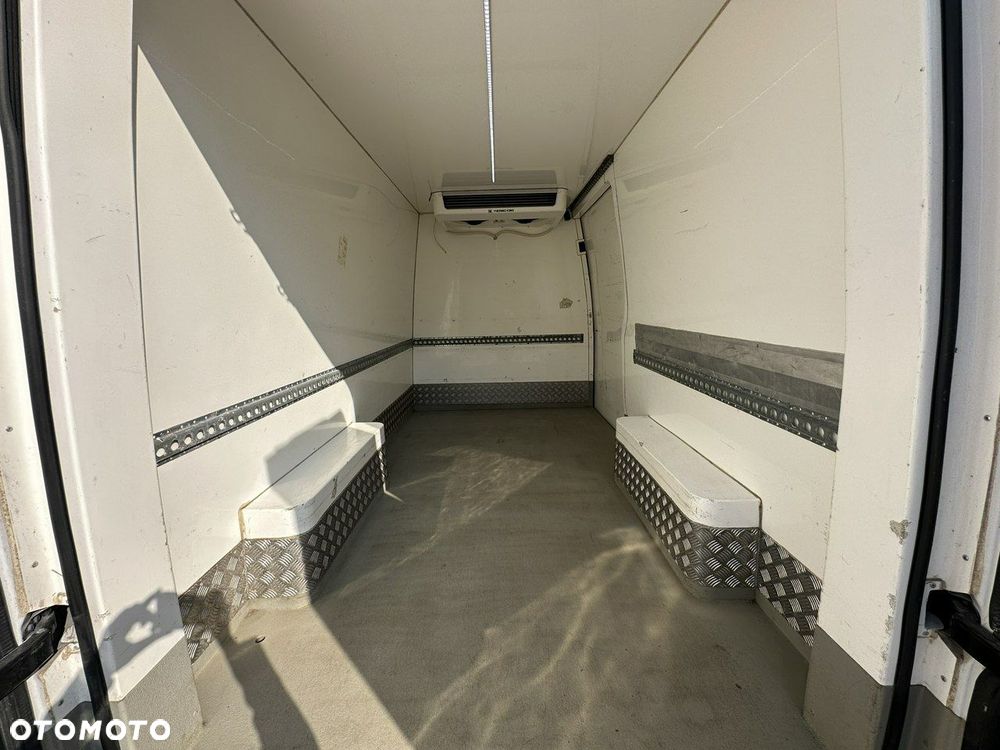Mercedes-Benz Sprinter - 14