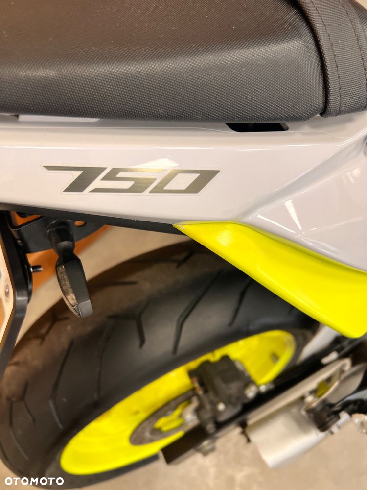 Suzuki GSR - 12