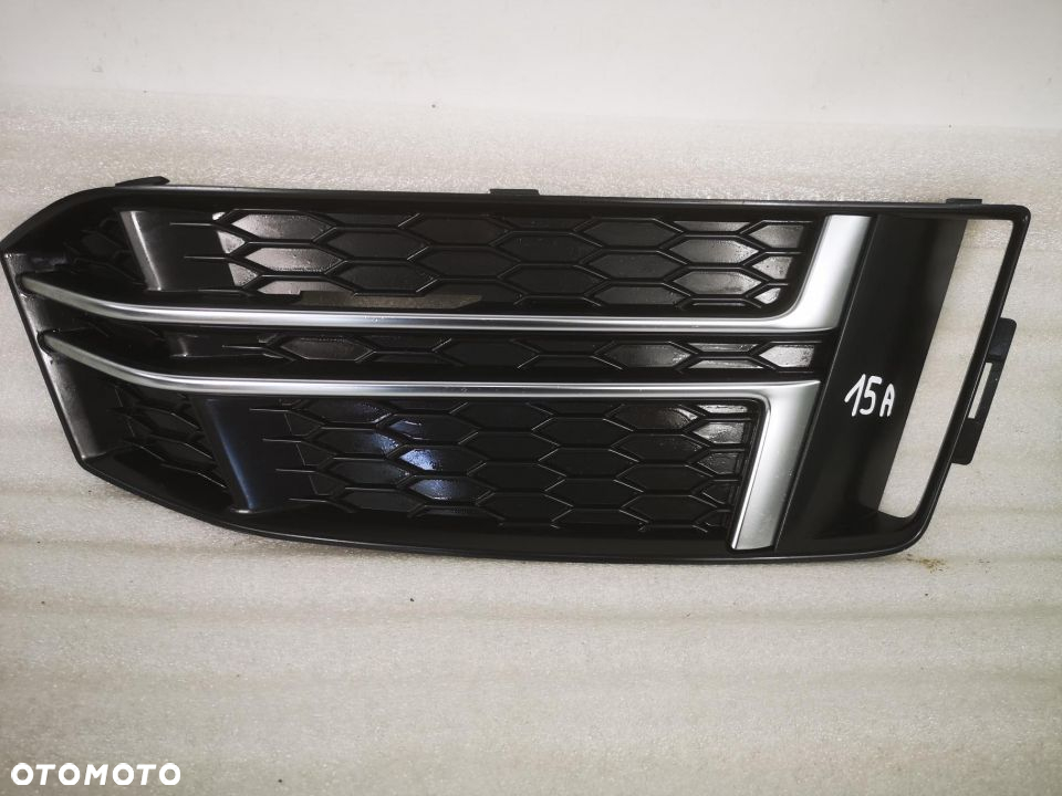 AUDI A4 B9 S-LINE 15- PRAWA BOCZNA KRATKA ZDERZAKA PRZEDNIEGO PRZÓD 8W0807682 F / 8W0807682F NR AUKCJI 2S/15 - 2