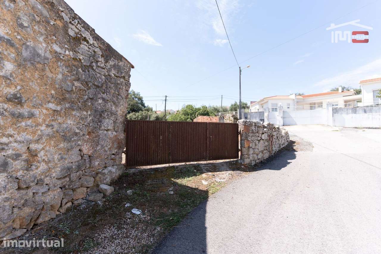 Moradia T3 para Restauro em Alqueidão da Serra - Grande imagem: 4/37