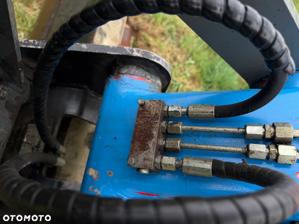 Wacker Neuson 6503 Koparka Kołowa 7ton. Nowe Podwójne Opony z felgami dodatkowe! Niski Przebieg. Maszyna w Bardzo ładnym Stanie. Pochodzi z Komuny Norweskiej. Silnik YANMAR 65KM. Zero luzów wycieków 2 łyżki Okazja. Maszyna pracowała sporadycznie przy lekkich pracach publicznych. Zero zużycia. Dekra 2026r Dokumentacja. Stabilizatory. Zamki na tłokach. 3 sekcje Hydrauliczne. Szybka wolna Jazda. Silnik YANMAR - 28