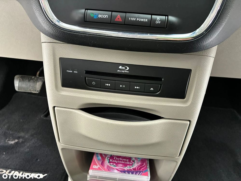 Chrysler Town & Country 3.6 Limited - 26