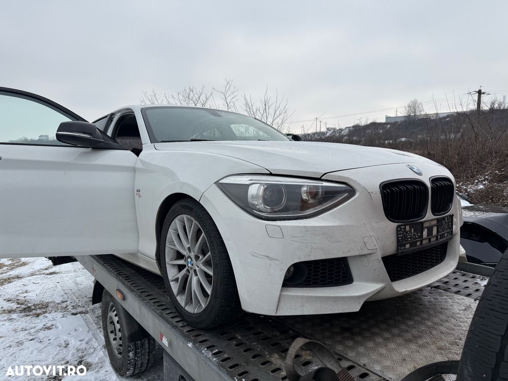 Dezmembrez bmw F20 F21 118I benzină motor N13 cutie manuală volan pe stanga far faruri cu xenon bi-xenon culoare alb alpinweiss 3 cod 300 pachet M sport - 1