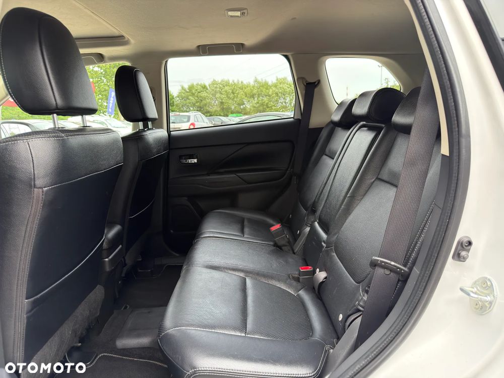 Mitsubishi Outlander Instyle NAVI + - 28