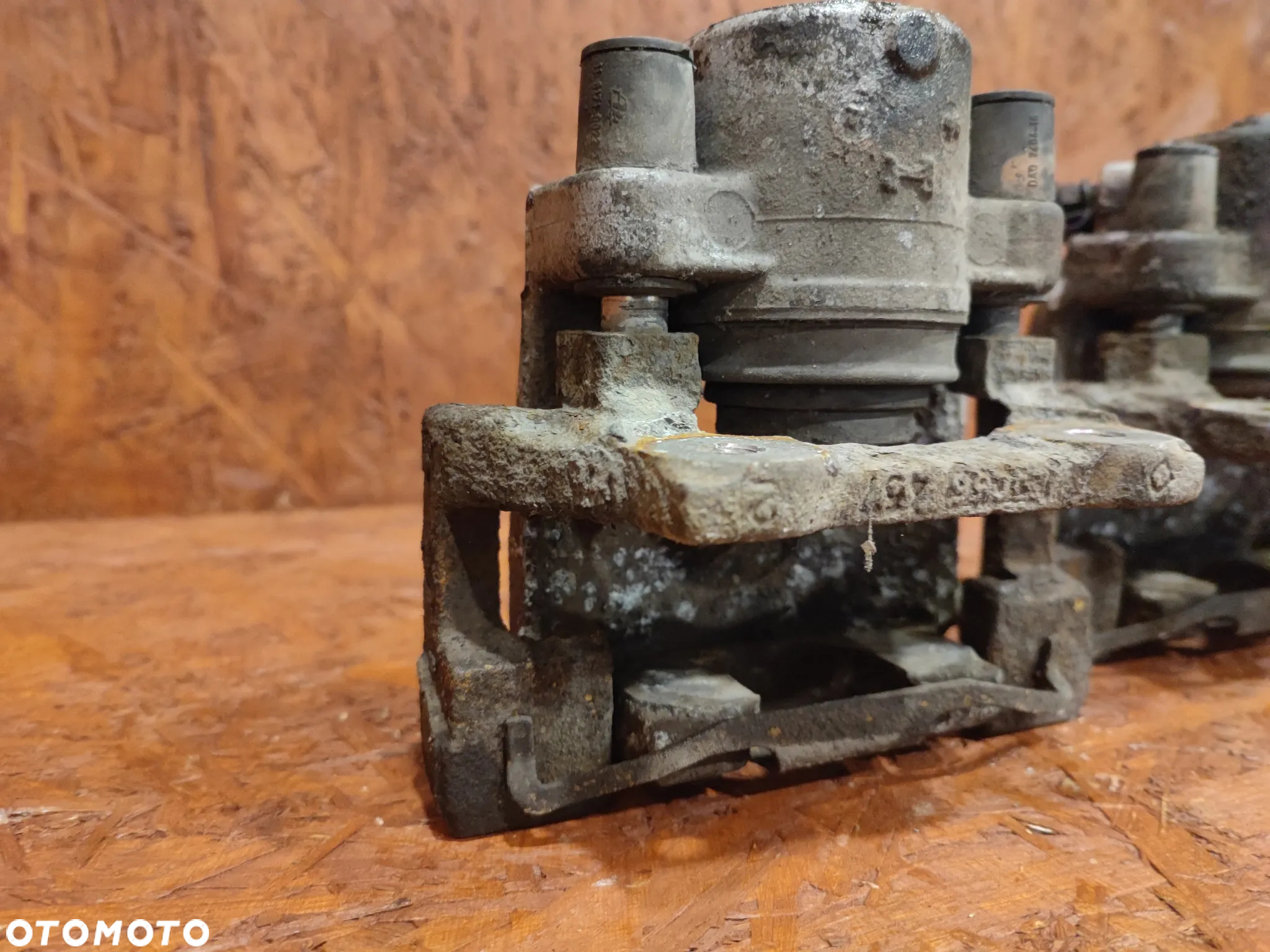 BMW E39 SEDAN ORYGINALNE ZACISKI TYŁ + JARZMA POD TARCZĘ 298MM W BARDZO DOBRYM STANIE O NR. 34 21 1 163 648 /  34 21 1 163 394 /  34 21 1 163 649 OEM SPRAWNE W 100% - 14