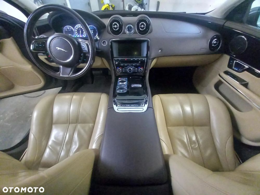 Jaguar XJ 3.0 D V6 LWB Premium Luxury - 16