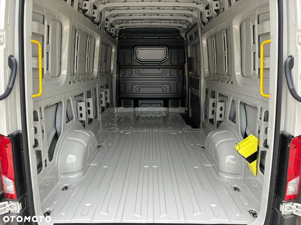 Volkswagen Crafter 35 Furgon z wysokim dachem 2,0 177 KM /Automatyczna r. o. 4490 mm - 14