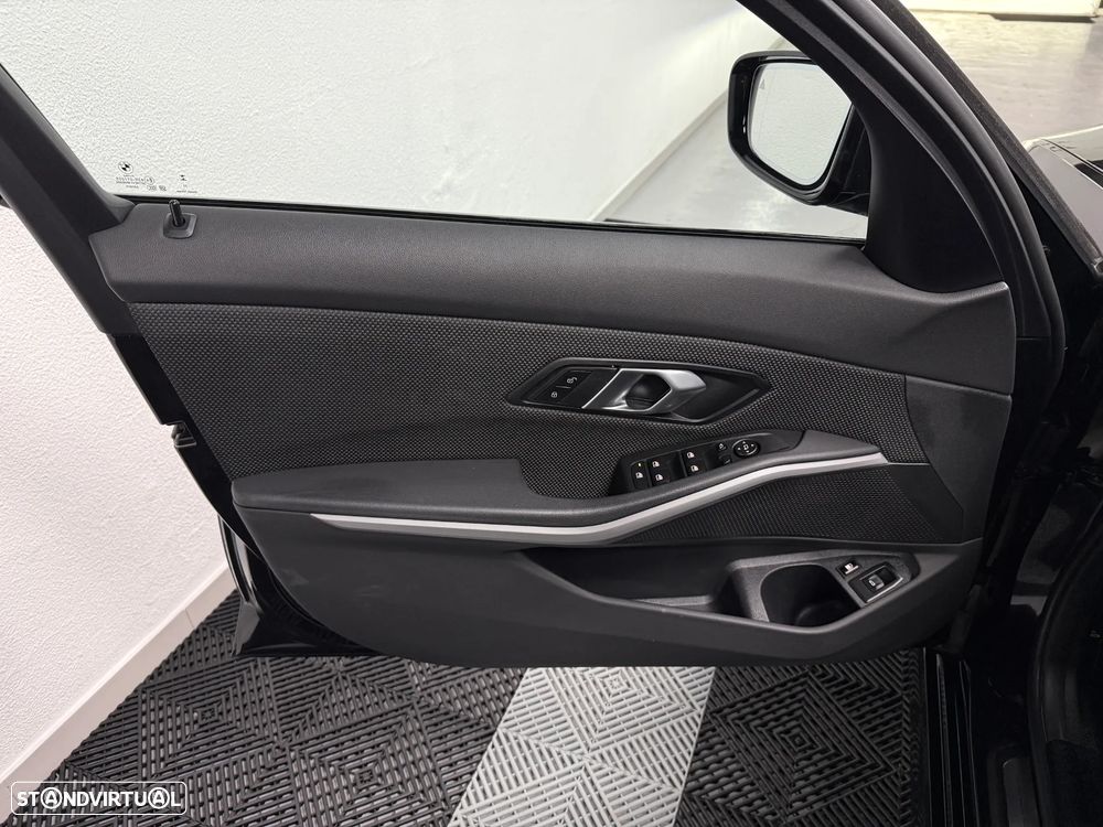 BMW 320 e Aut. Advantage - 32
