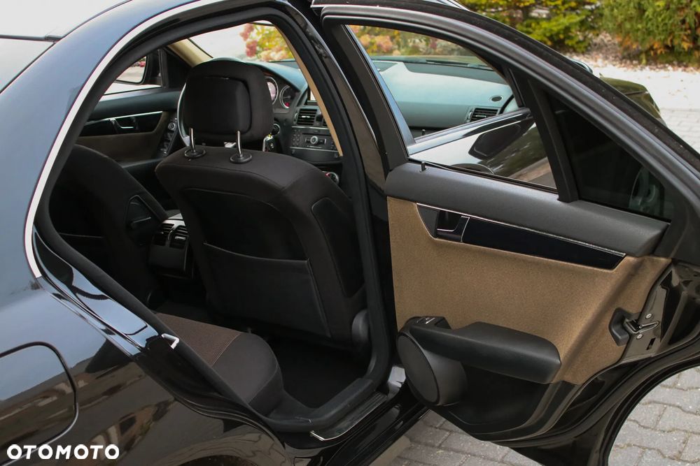 Mercedes-Benz Klasa C 220 CDI Elegance - 24