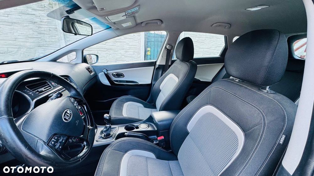 Kia Ceed 1.6 CRDi 128 Dream Team Edition - 38