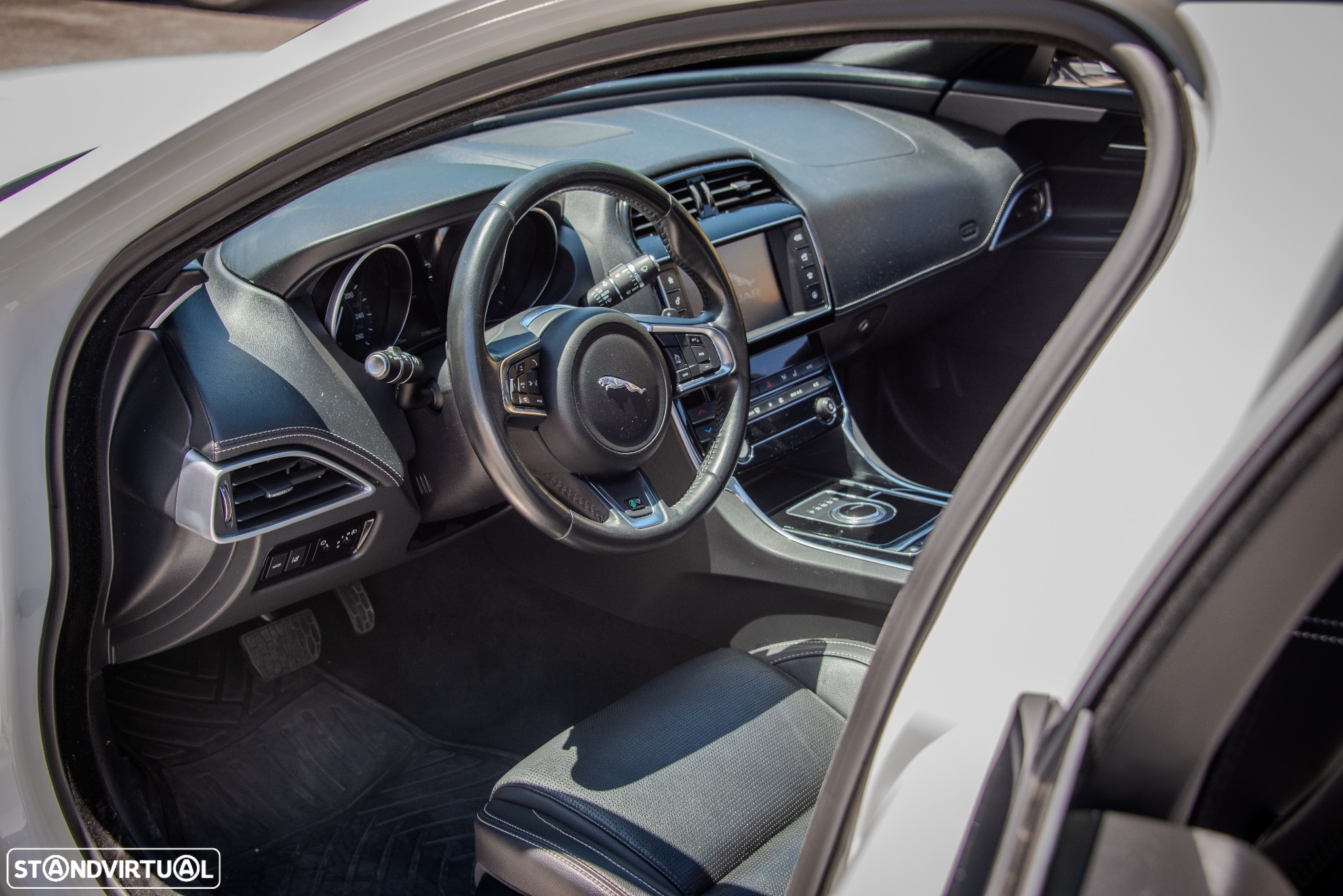 Jaguar XE 2.0 D R-Sport AWD Aut. - 25