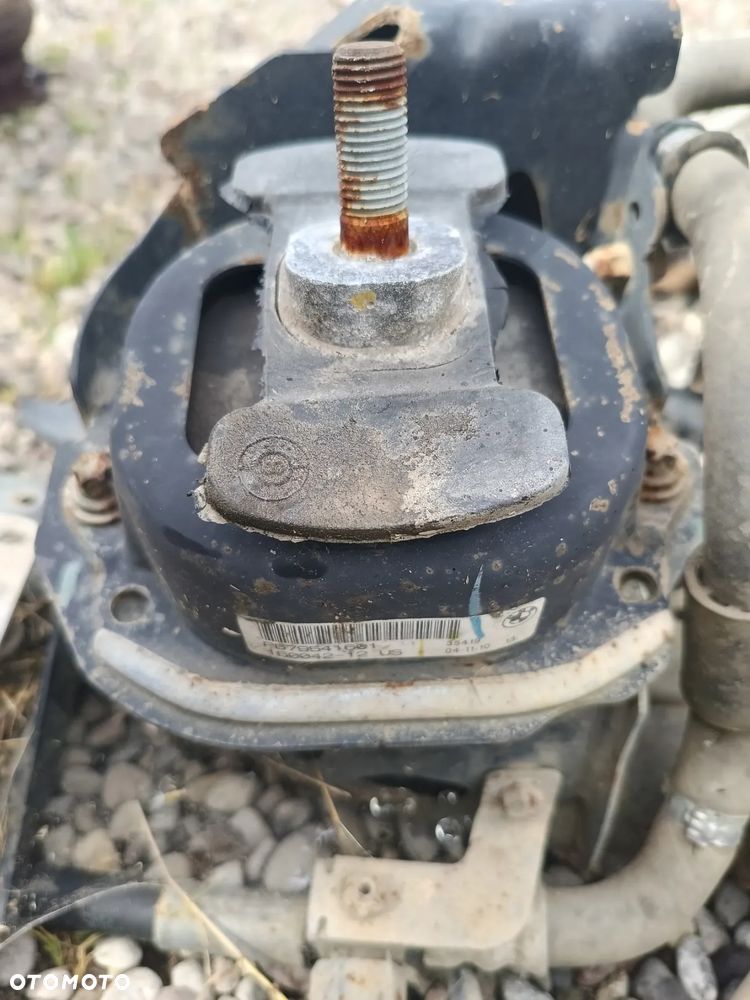 BMW X5 E70 35i 3.0 T LEWA PODUSZKA SILNIKA P679541601 - 1