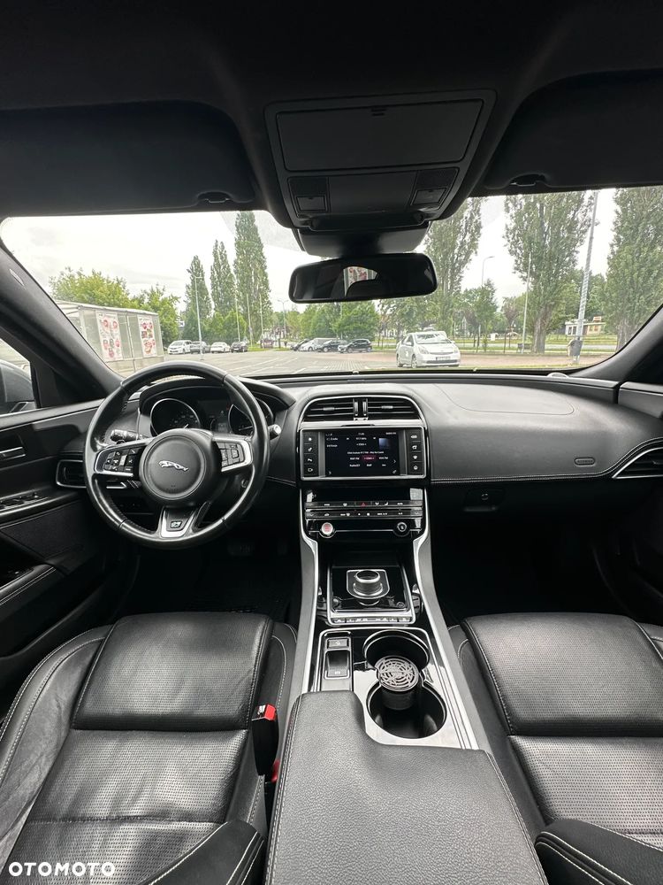 Jaguar XE 20d R-Sport - 11