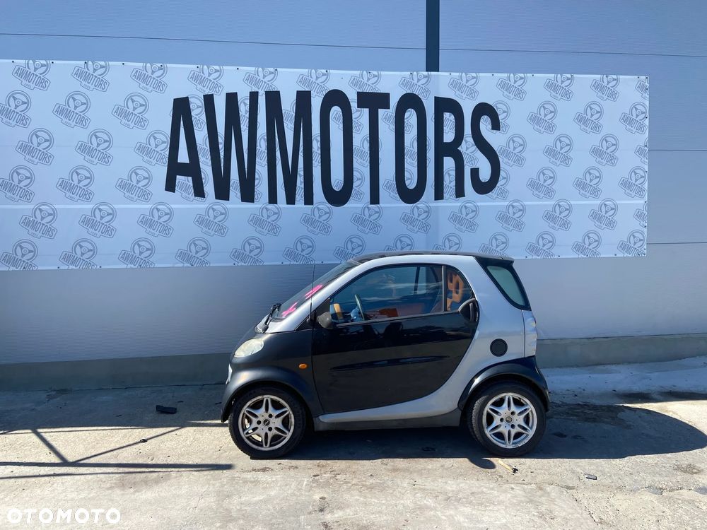 SMART 1999 *SAMOCHÓD NA CZĘŚCI* 2220 MASKA, LAMPA, DRZWI, LUSTERKO, ZDERZAK, GRILL, BŁOTNIK, KLAPA, BELKA, DESKA, FOTELE, KANAPA, ĆWIARTKA, KIEROWNICA, TARCZE, ZACISKI, ZAWIESZENIE, KOMPLETNY PRZÓD, KOMPLETNY TYŁ, LICZNIK, ZEGARY, PRAWE LEWE PRZÓD TYŁ - 1