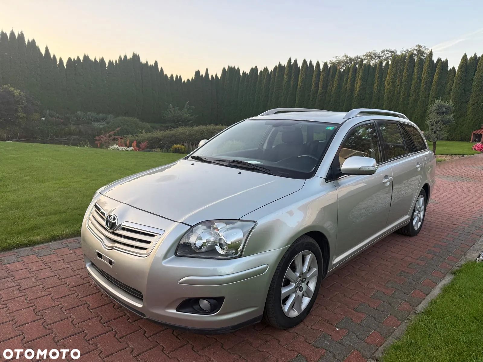 Toyota Avensis 2.0 D-4D Combi Sol - 1
