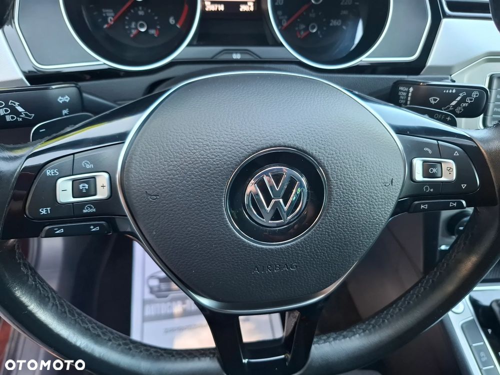 Volkswagen Passat 2.0 TDI SCR DSG Conceptline - 26