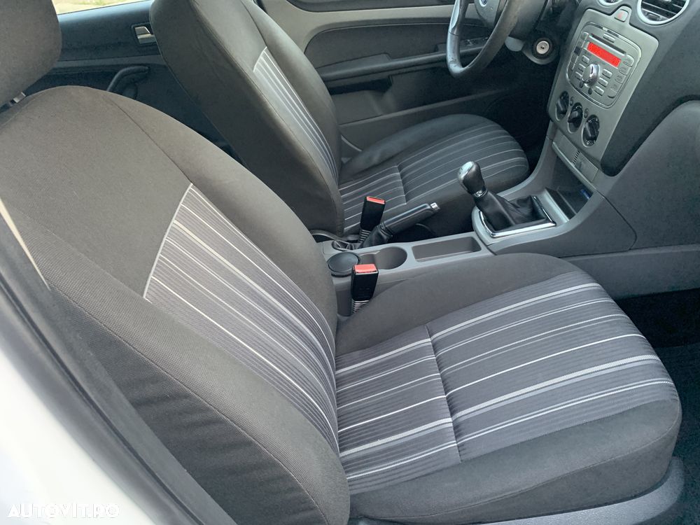 Ford Focus 1.4i Trend - 11