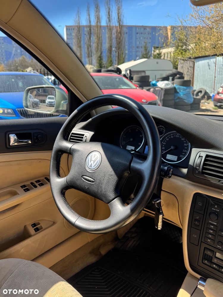 Volkswagen Passat 1.9 TDI Highline - 13