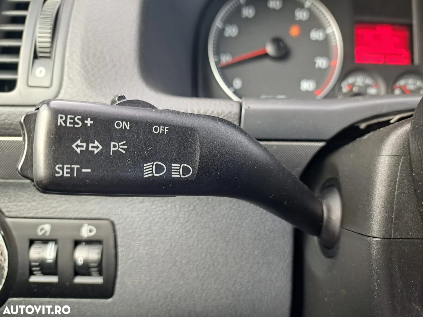 Volkswagen Touran 1.6 FSI Trendline - 11