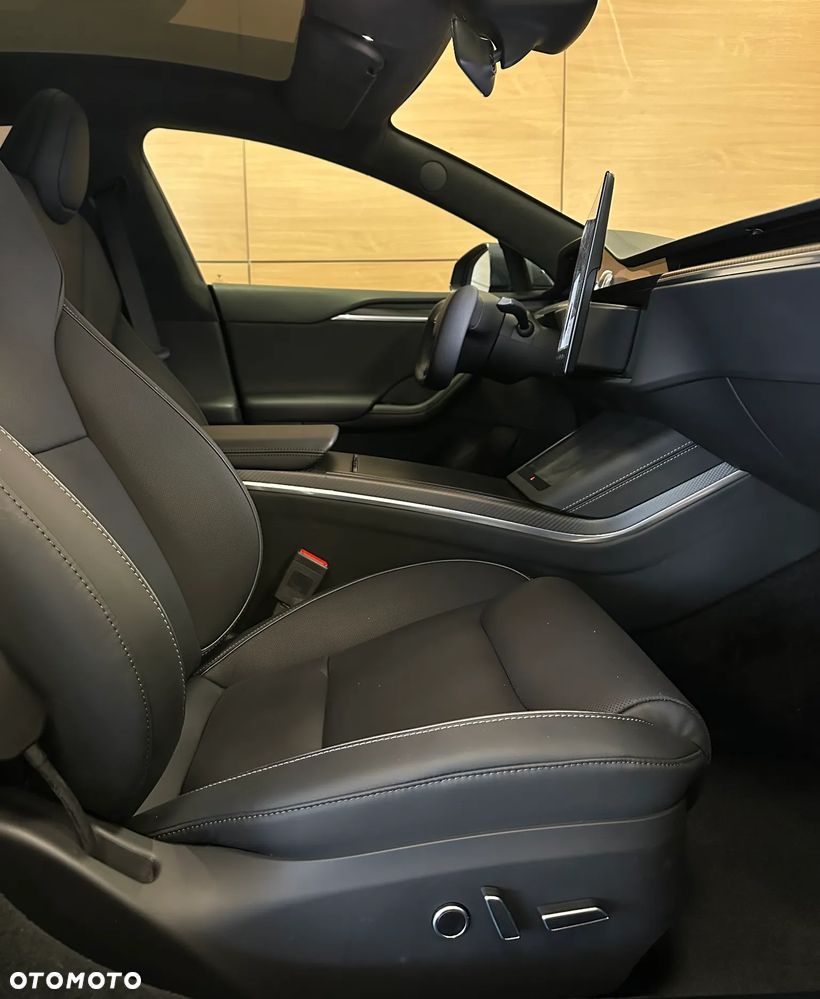 Tesla Model S - 8