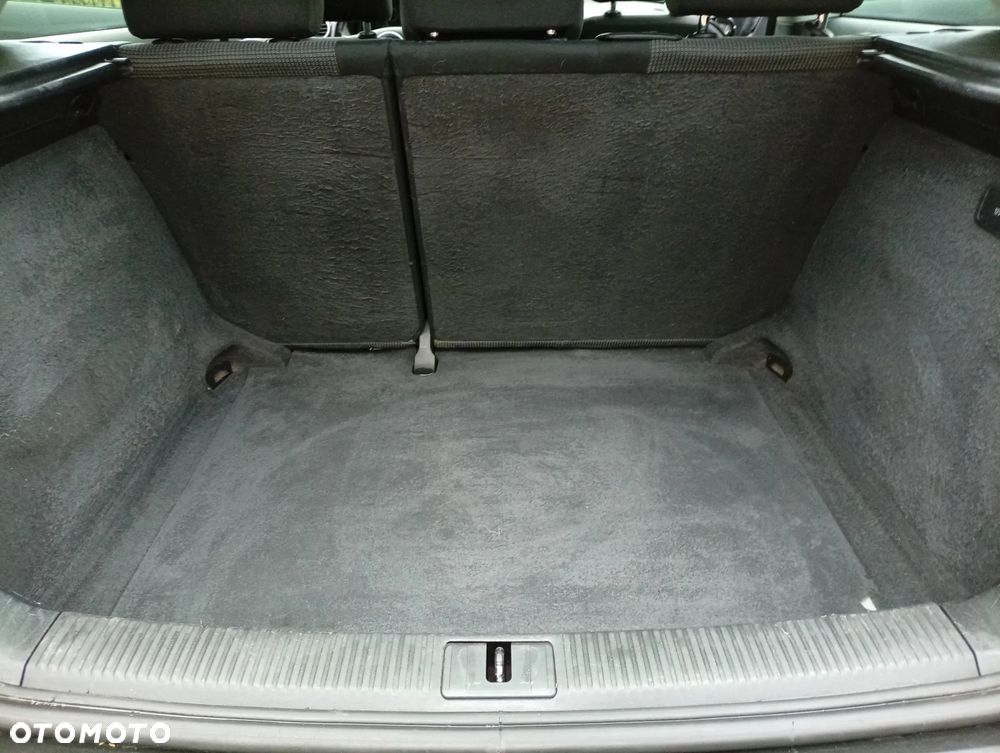 Audi A3 3-drzwiowe 1.6 Ambition - 12