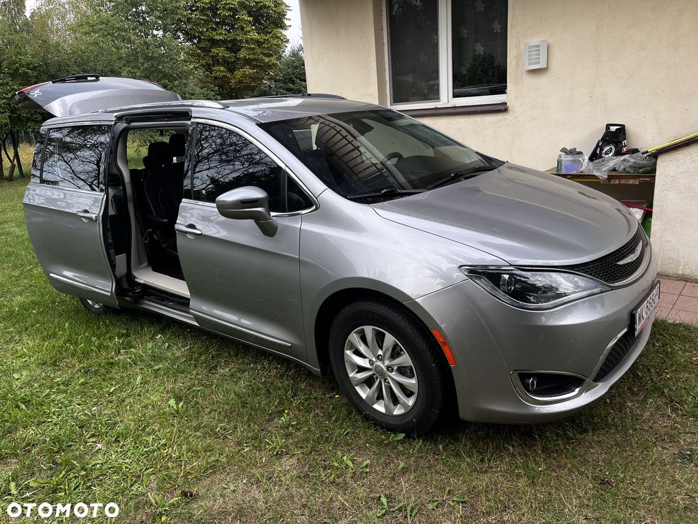 Chrysler Pacifica - 12