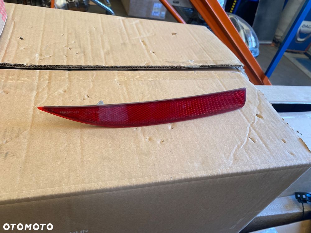 TOYOTA COROLLA E21 SEDAN VII 19- Oryginalny! PRAWY TYLNY ODBLASK LAMPKA ODBLASKOWA ZDERZAKA TYLNEGO  W ZDERZAK TYLNY TYŁ  PRAWA STRONA  E 21 E210 E 210  81910-02220  8191002220 - 3