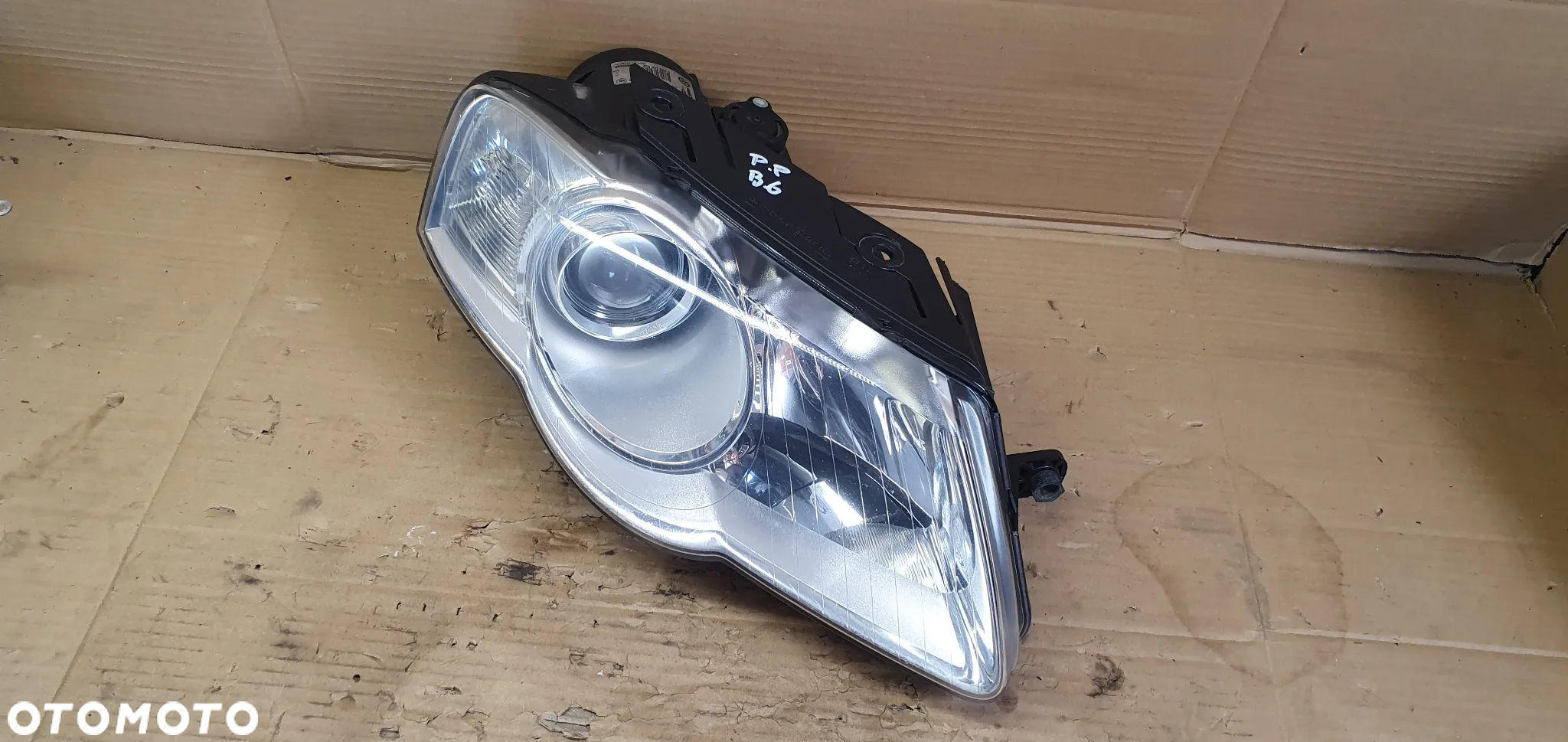 Lampa prawy przód przednia prawa VW Passat B6 3C0941006S - 2