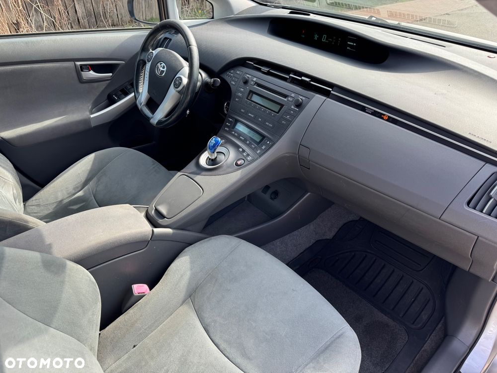 Toyota Prius (Hybrid) Life - 16