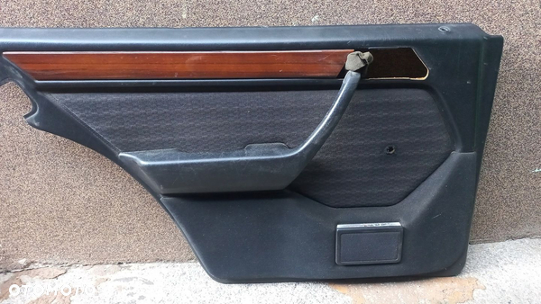 Boczek tapicerka drzwi lewy tył W124 sedan kombi