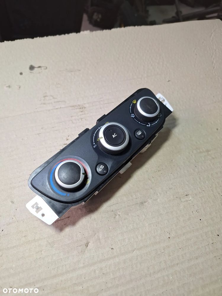 Renault Megane III Panel nawiewu klimatyzacjic T1001786G