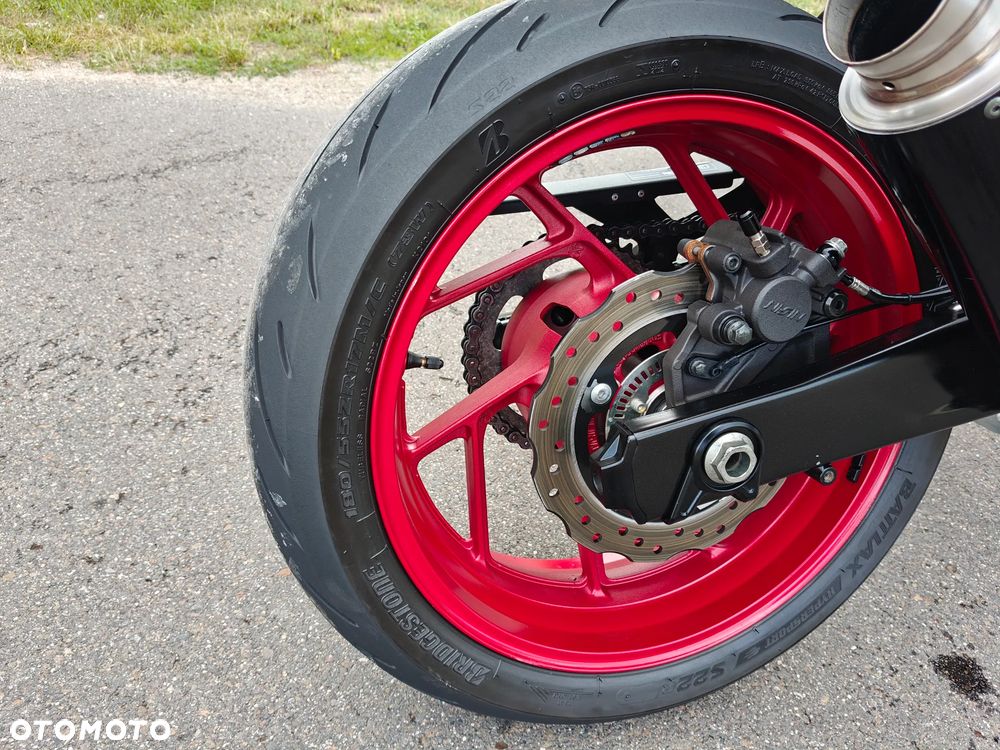 Suzuki GSX - 12