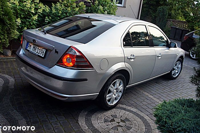 Ford Mondeo 1.8 Ghia - 12
