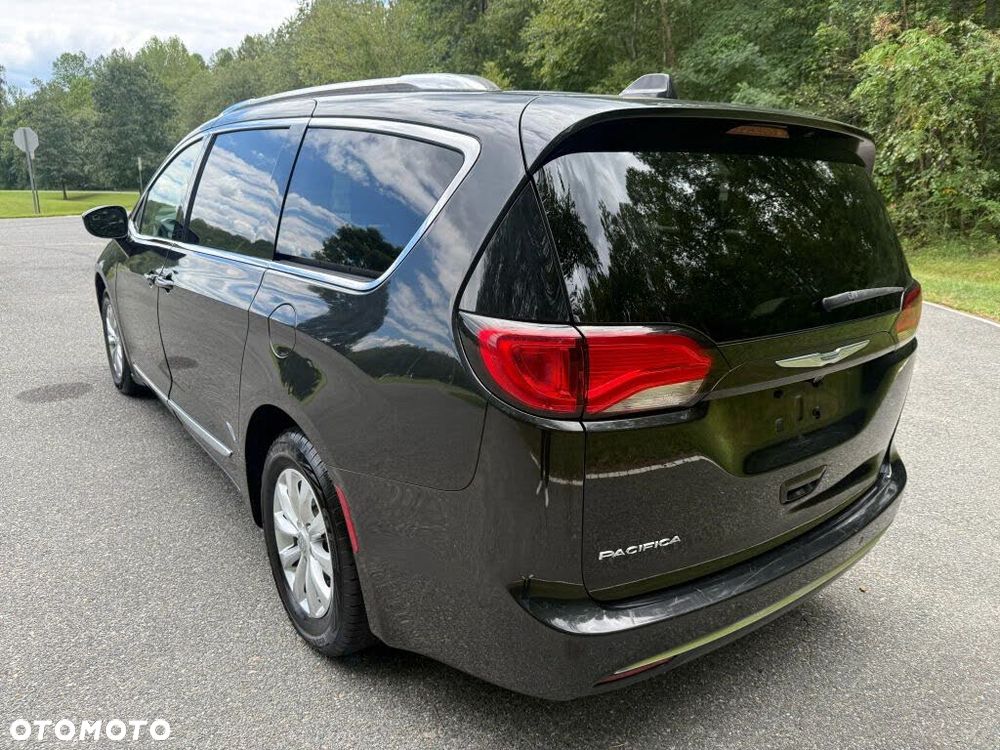 Chrysler Pacifica - 10